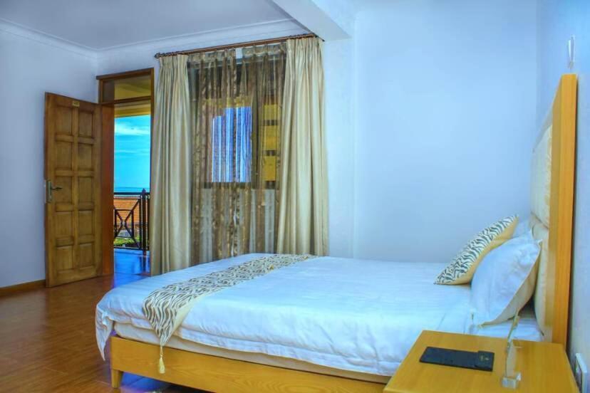 Rosemary Courts Bed And Breakfast Entebbe Eksteriør billede
